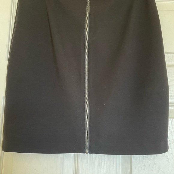 💋SALE💋 Paige black stretch skirt, back zipper, length 18’’, zip pockets Size M - Picture 2 of 4